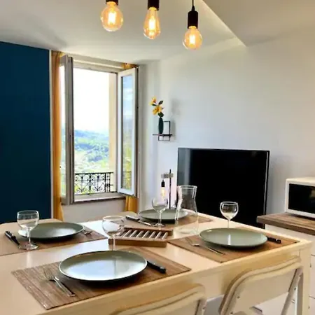 Scandinavian-style Apartment *